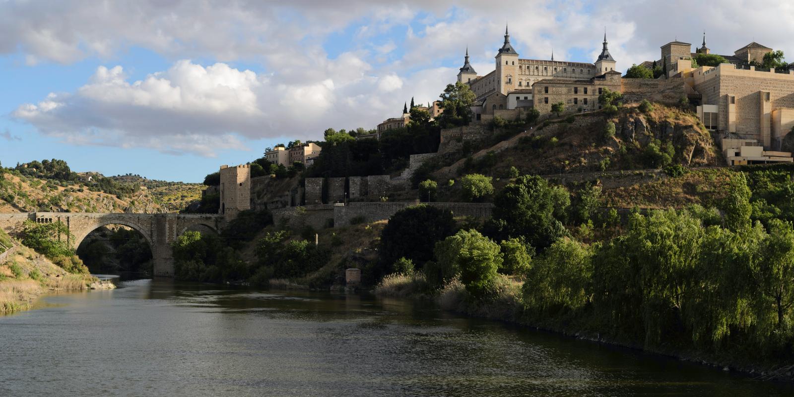 Toledo sobre el río Tajo, con el Alcázar y el puente de Alcántara, España